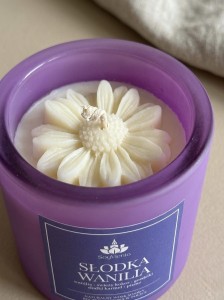 SoyViento świeca sojowa zapach słodka wanilia w grubym pastelowym fioletowym matowym szkle 190 g
